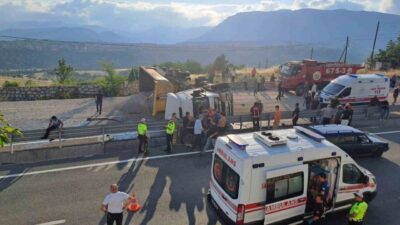 Karabük’ün Safranbolu ilçesinde, çakıl yüklü bir tırın kontrolden çıkıp devrilmesi