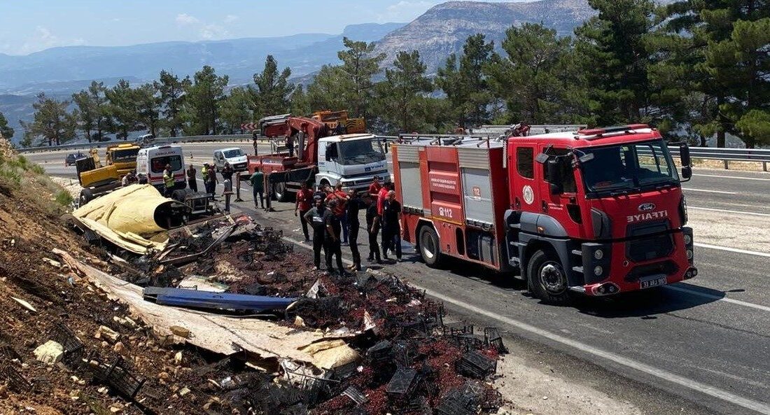 Mersin’in Mut ilçesinde sebze yüklü bir kamyonun devrilmesi sonucu sıkışan