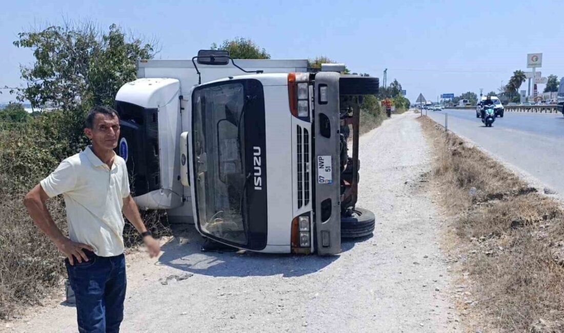 Manavgat ilçesinde yaşanan bir olayda, şarampole devrilen bir kamyonun sürücüsü,