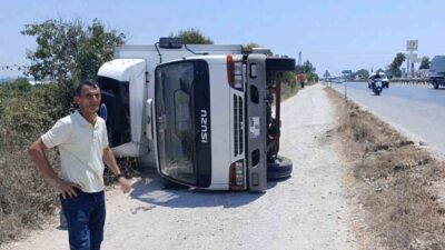 Manavgat ilçesinde yaşanan bir olayda, şarampole devrilen bir kamyonun sürücüsü,