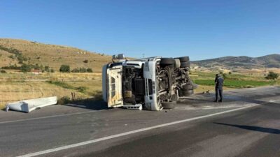 Afyonkarahisar’ın Bolvadin ilçesinde meydana gelen trafik kazasında, plastik ham maddesi