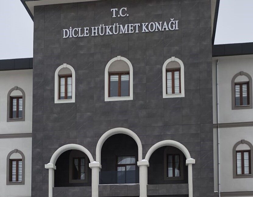 Dicle ilçesinde uyuşturucu satıcılarıyla mücadele devam ediyor. Dicle Kaymakamlığı tarafından