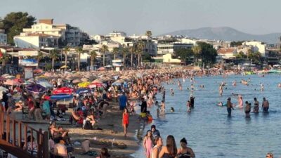 Didim İlçesi’nde vatandaşlar, sıcak havadan bunalınca sahillere akın etti. Aydın’ın