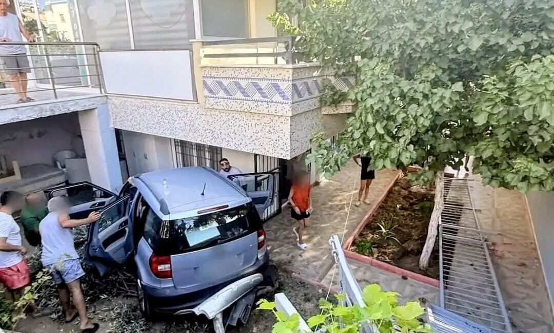 Didim ilçesinde meydana gelen bir trafik kazasında, sürücü kontrolünü kaybederek