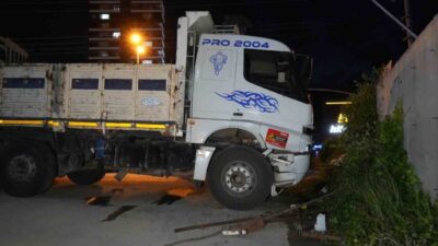 Kastamonu’da bir sürücü direksiyon başında rahatsızlanarak kontrolünden çıkan kamyon, bir