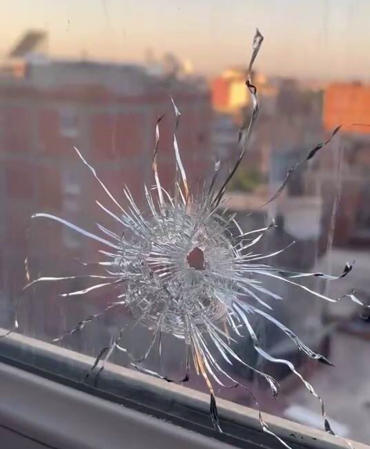 Diyarbakır ilinde bir apartman dairesinin penceresine kurşun isabet etti. Olayda