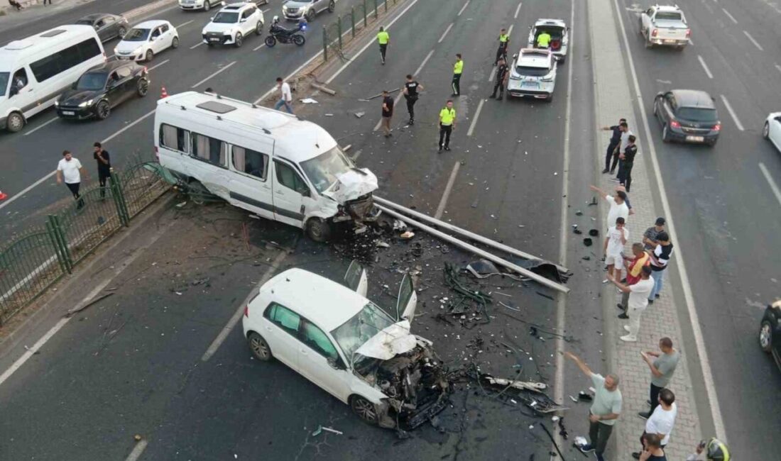 Diyarbakır’da meydana gelen trafik kazasında, bir minibüs önce otomobile çarptı,