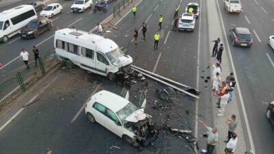 Diyarbakır’da meydana gelen trafik kazasında, bir minibüs önce otomobile çarptı,