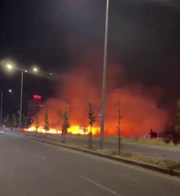 Diyarbakır’ın Kayapınar ilçesinde, kuru otların alev alması sonucu yangın çıktı.