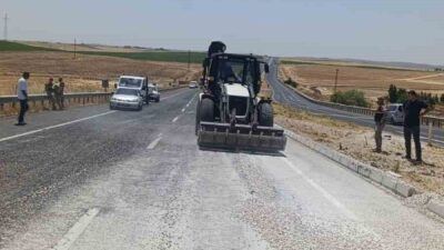 Çınar ilçesinde meydana gelen bir trafik kazasında hafriyat kamyonunun devrilmesi