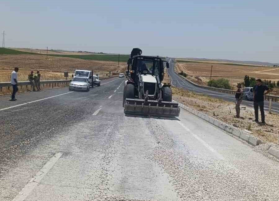 Çınar ilçesinde meydana gelen bir trafik kazasında hafriyat kamyonunun devrilmesi
