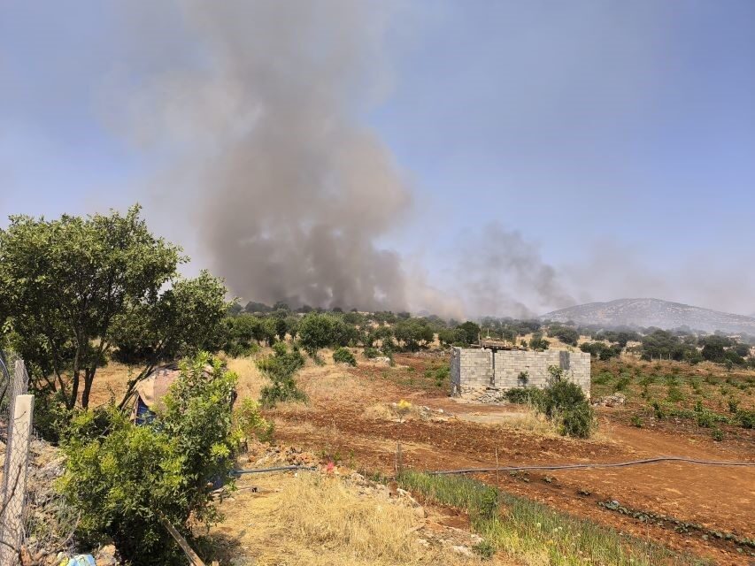 Dicle ilçesinde meydana gelen bir örtü yangınına müdahale edilmeye devam
