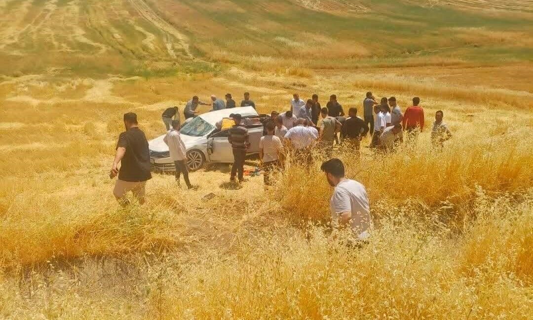 Silvan ilçesinde meydana gelen trafik kazasında bir otomobilin tarlaya yuvarlanması