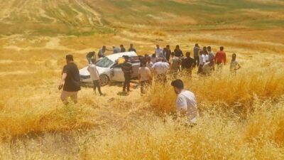 Silvan ilçesinde meydana gelen trafik kazasında bir otomobilin tarlaya yuvarlanması