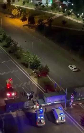 Diyarbakır’ın Kayapınar ilçesinde meydana gelen trafik kazasında otomobil ile yük