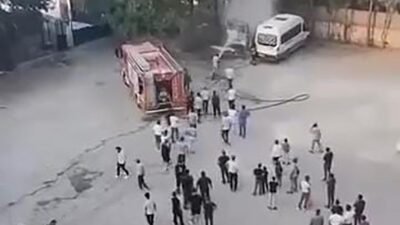 Silvan ilçesinde park halindeyken aniden alev alan bir minibüs kullanılamaz