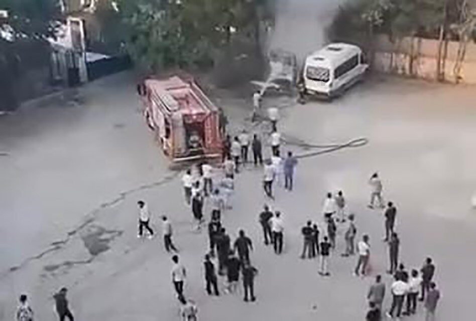 Silvan ilçesinde park halindeyken aniden alev alan bir minibüs kullanılamaz