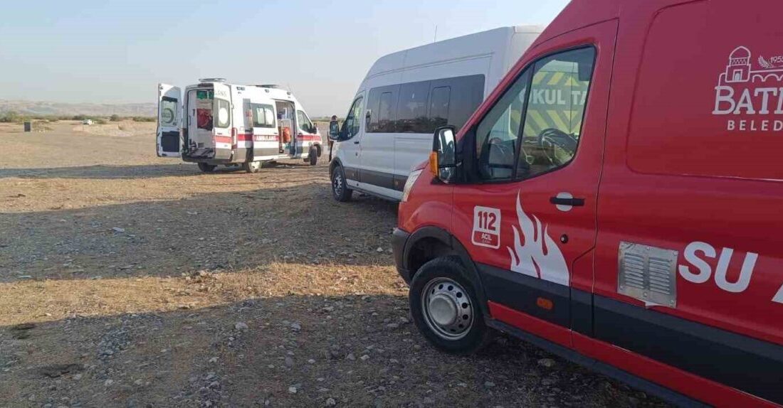 Diyarbakır’ın Silvan ilçesinde bir baba ile birlikte suya giren 17