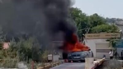 Diyarbakır’ın Sur ilçesinde seyir halindeki bir araç aniden alev aldı.