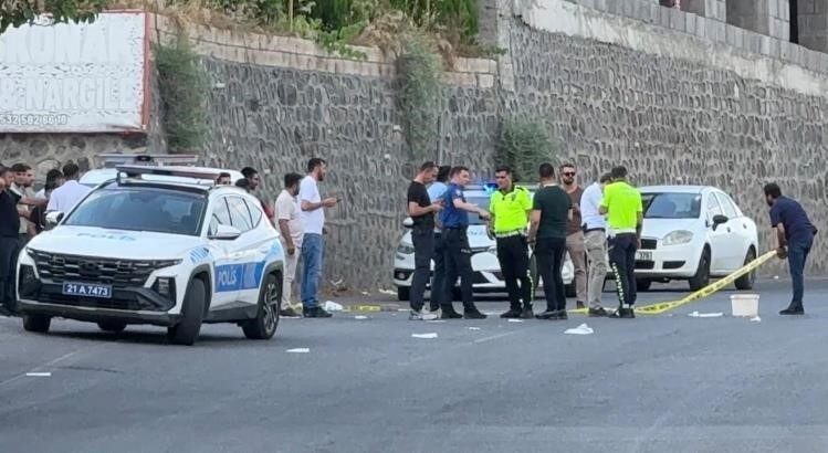 Sur ilçesinde yaşanan olayda, bir esnafın tartıştığı şahsa silahlı saldırıda