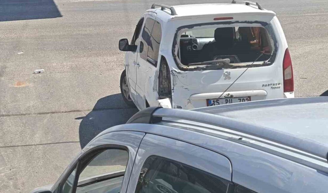 Diyarbakır-Mardin kara yolunda gerçekleşen zincirleme trafik kazasında 2 kişi yaralandı.