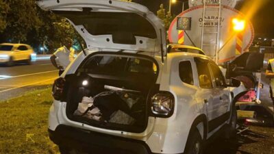 Çınar ilçesinde meydana gelen trafik kazasında, bir otomobilin sulama aracına