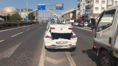 Diyarbakır’da bir araç, seyir halindeyken önündeki otomobile çarptı ve kazada