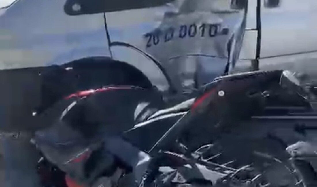 Eskişehir’de bir motosiklet sürücüsü, dolmuşun sürücü kapısından çarpması sonucu yaralandı.
