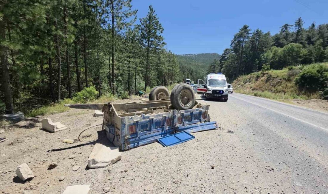 Kütahya’nın Domaniç ilçesinde beton parçaları taşıyan traktörün devrilmesi sonucu meydana