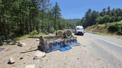 Kütahya’nın Domaniç ilçesinde beton parçaları taşıyan traktörün devrilmesi sonucu meydana