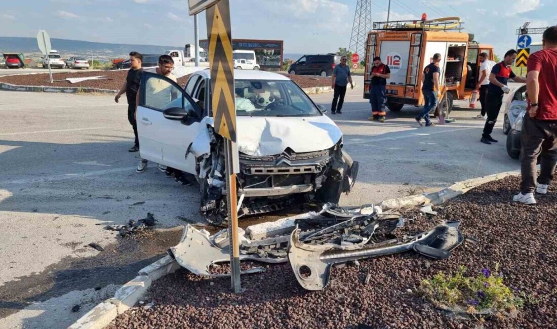 Domaniç ilçesinde bulunan Jandarma Kavşağı’nda meydana gelen trafik kazasında, iki