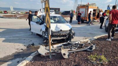 Domaniç ilçesinde bulunan Jandarma Kavşağı’nda meydana gelen trafik kazasında, iki