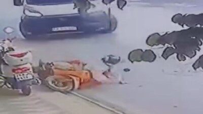 Eskişehir’de bir motosiklete çarpan minibüsün U dönüşü sırasındaki kaza anı