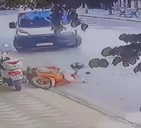 Eskişehir’de bir motosiklete çarpan minibüsün U dönüşü sırasındaki kaza anı