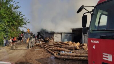 Hatay ilindeki bir hızar atölyesinde çıkan yangın, itfaiye ekiplerinin hızlı