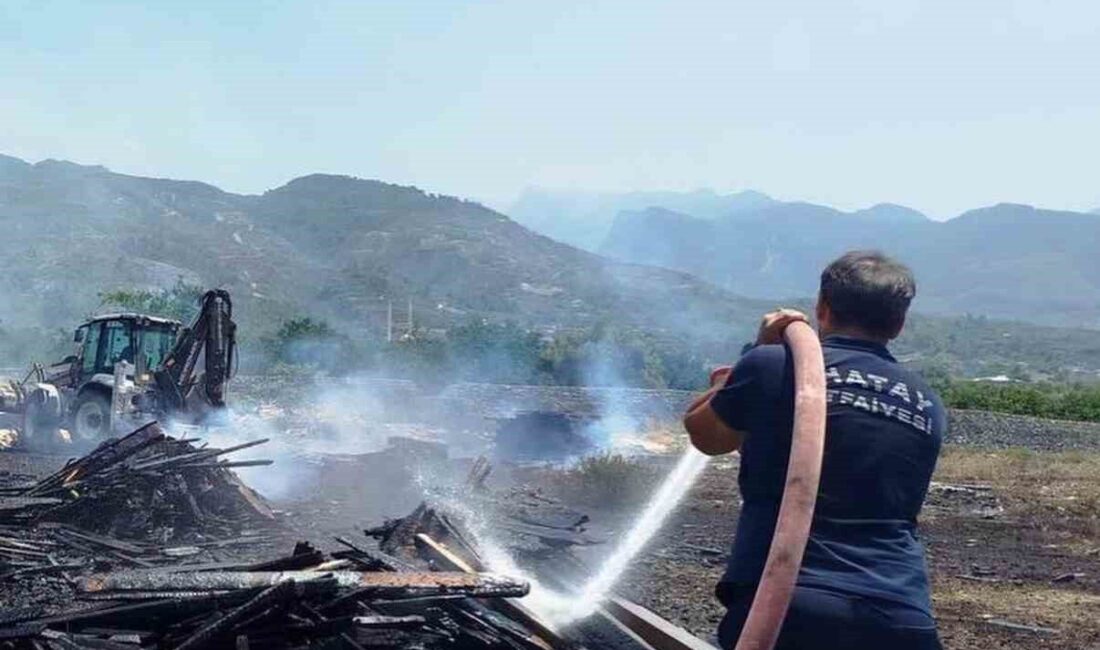 Hatay’da, Dörtyol ilçesi Özerli Mahallesi’nde bulunan ahşap palet deposunda çıkan