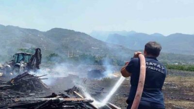 Hatay’da, Dörtyol ilçesi Özerli Mahallesi’nde bulunan ahşap palet deposunda çıkan