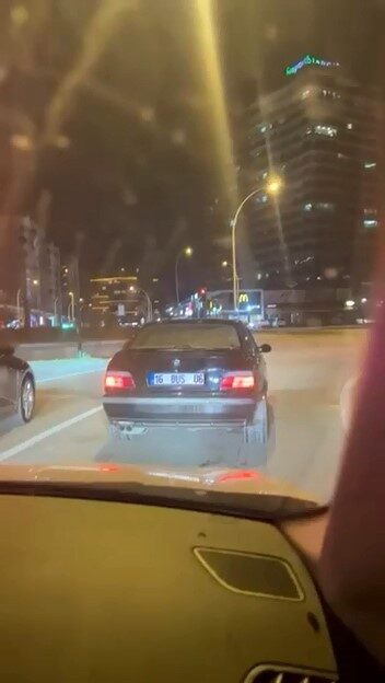 Bursa’da bir otomobil, yeşil ışıkta drift yaparak hareket etti ve