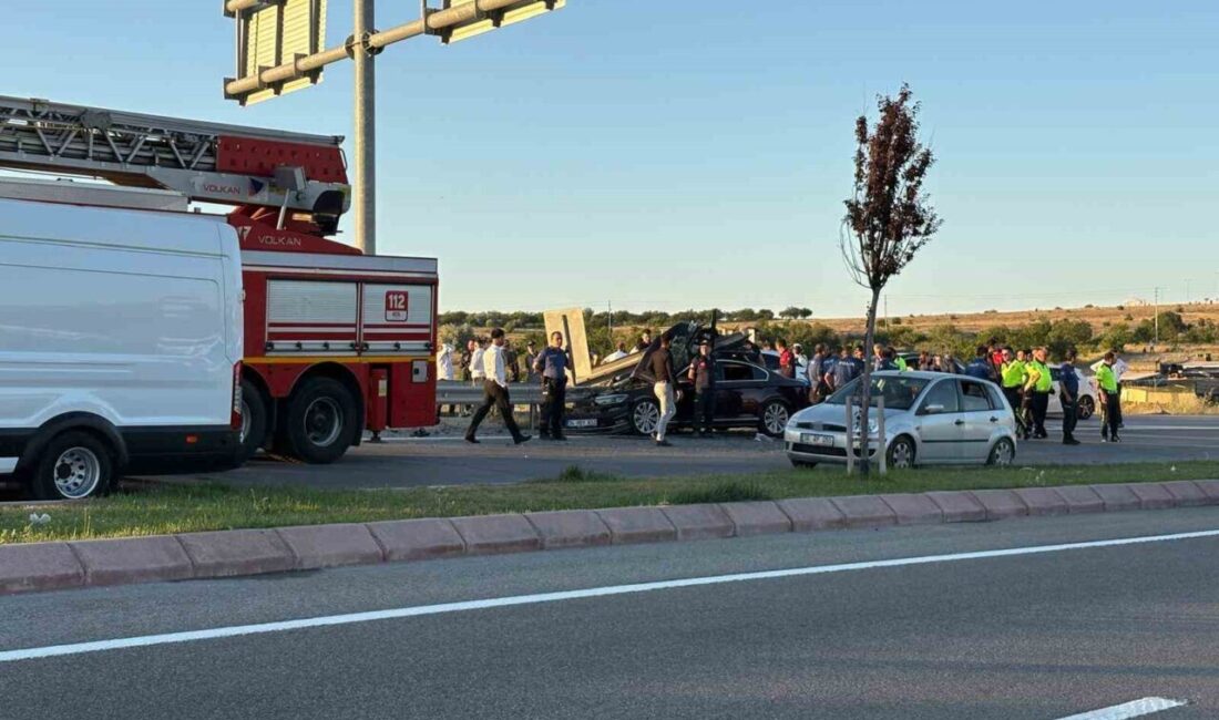 Melikgazi ilçesinde düğüne gitmek üzere konvoy halinde seyreden araçlardan biri,