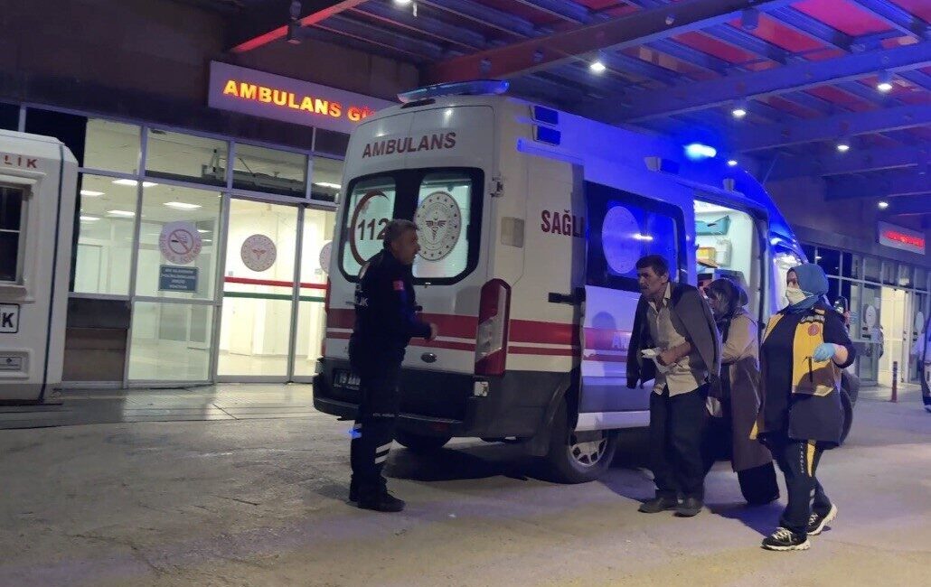 Çorum ilinde bir düğün salonunda servis edilen yemekten zehirlendikleri düşünülen