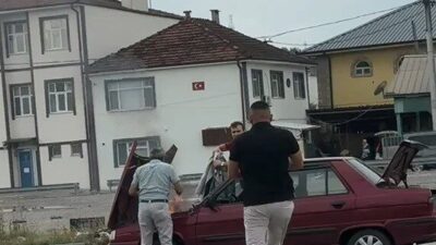 Adapazarı ilçesinde bir sürücü, seyir halindeyken aracının motor kısmından dumanlar