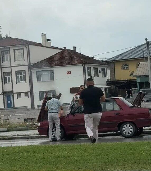 Adapazarı ilçesinde bir sürücü, seyir halindeyken aracının motor kısmından dumanlar