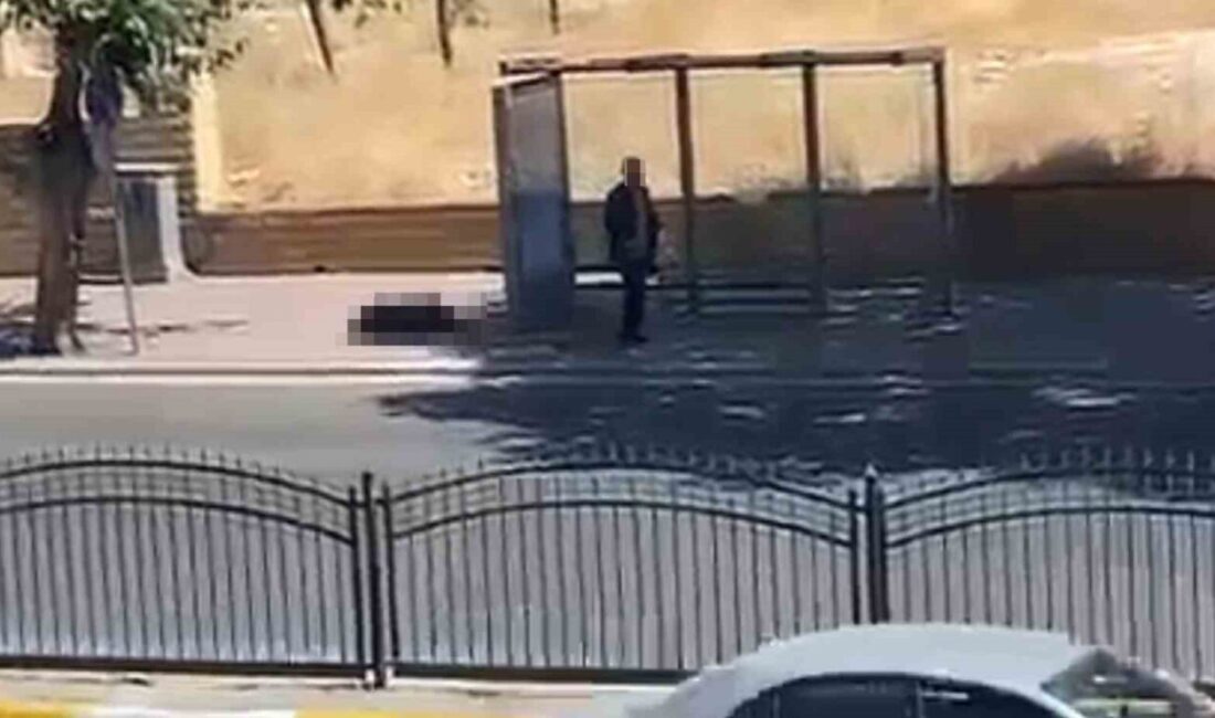Şanlıurfa’da bir kişi, boşanma sürecinde olan eşini durakta silahla vurarak