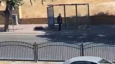 Şanlıurfa’da bir kişi, boşanma sürecinde olan eşini durakta silahla vurarak