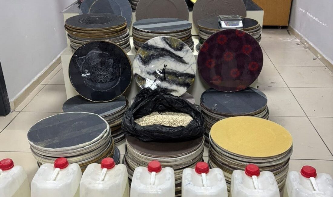 Mersin Emniyet Müdürlüğü ekiplerince yapılan operasyonda, duvar saatlerinin arasına gizlenmiş