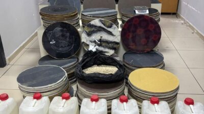 Mersin Emniyet Müdürlüğü ekiplerince yapılan operasyonda, duvar saatlerinin arasına gizlenmiş