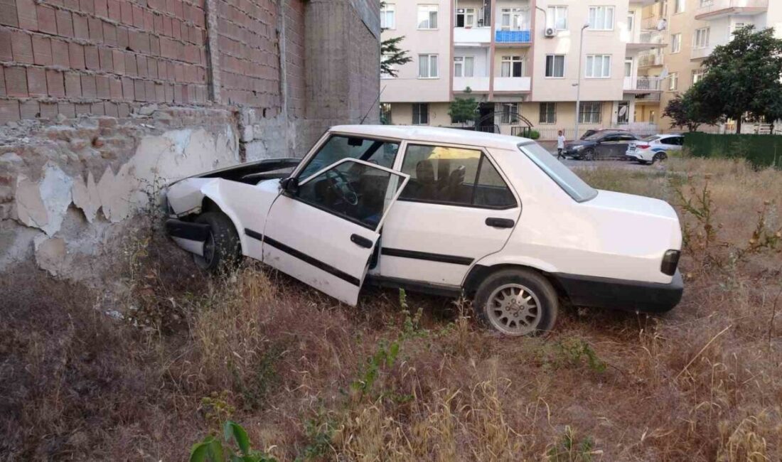 Malatya’da bir otomobilin kontrolünü kaybederek bir apartman duvarına çarpması sonucu