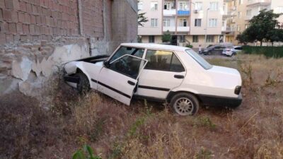 Malatya’da bir otomobilin kontrolünü kaybederek bir apartman duvarına çarpması sonucu