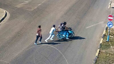 Düzce’nin Akçakoca ilçesinde polis ekipleri, plakasız bir motosikleti durdurmak istediğinde