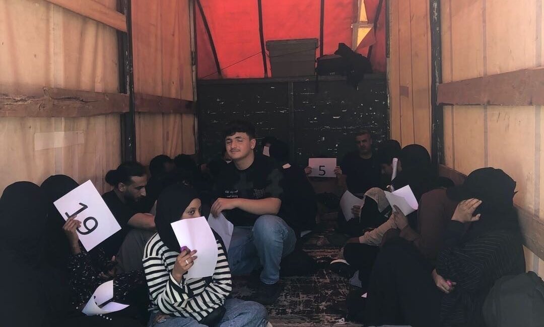 Uzunköprü ilçesinde polis, durdurdukları bir kapalı kasa kamyonette 20 düzensiz